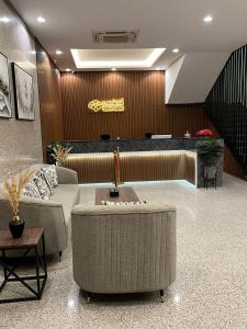 a lobby with a couch and a waiting room at سمو سويت للشقق المخدومة 2 Smo Suites in Riyadh