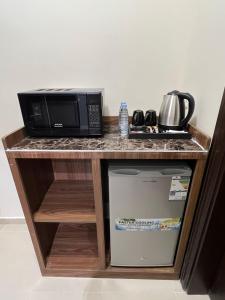 a microwave oven sitting on top of a counter at سمو سويت للشقق المخدومة 2 Smo Suites in Riyadh