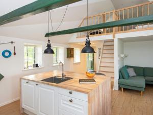 Kuchyň nebo kuchyňský kout v ubytování Holiday home Varde IV