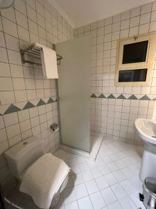 ein Bad mit einem WC und einem Waschbecken in der Unterkunft سمو سويت للشقق المخدومة 2 Smo Suites in Riad