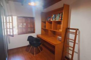 Knihovna v apartmánu + 3 fotografie