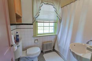 een badkamer met een toilet, een wastafel en een raam bij Home Sweet Home Suite #3, near Liberty University, and Lynchburg Hospital, Deluxe Queen Size Bedroom in Lynchburg