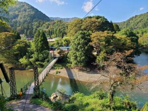une vue sur une rivière depuis un pont suspendu dans l'établissement Ayu House - Vacation STAY 03971v, à Nagahama