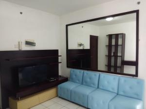 雅加達的住宿－NBA 023，客厅配有蓝色的沙发和大镜子