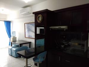 雅加達的住宿－NBA 023，客厅配有桌子和墙上的时钟