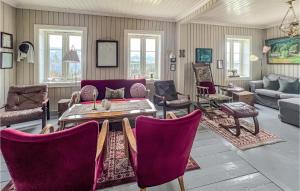 - un salon avec des chaises violettes et une table dans l'établissement Nice Home In yer With Kitchen, à Øyer