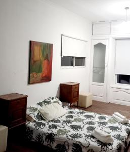 サルタにあるimanallaのベッドルーム1室(ベッド1台付)が備わります。壁には絵画が飾られています。