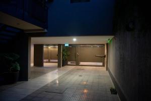 un corridoio di un edificio con una porta di notte di Depto nuevo 1 Dormitorio Excelente Ubicación a Mendoza