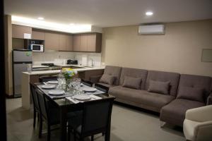 un soggiorno con un tavolo e un divano di Depto nuevo 1 Dormitorio Excelente Ubicación a Mendoza