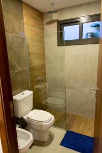 un bagno con wc e doccia in vetro di Depto nuevo 1 Dormitorio Excelente Ubicación a Mendoza Altre 21 foto