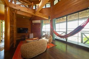 een woonkamer met een hangmat in een huis bij Hiyoshi Forest Resort Yamanoie in Nantan city