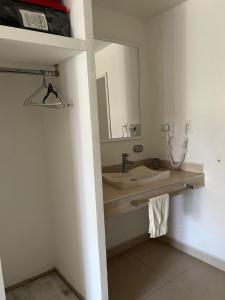 een badkamer met een wastafel en een spiegel bij Hotel Boutique Luciérnaga in Chiconcuac