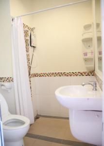 y baño con aseo y lavamanos. en Choengmon Residence, en Choeng Mon Beach