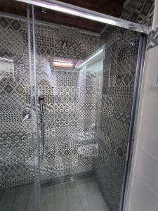 eine Dusche mit Glastür im Bad in der Unterkunft B&B Vicolo50 Salerno in Salerno