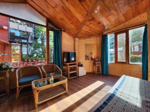 Televiisor ja/või meelelahutuskeskus majutusasutuses The Chalets Naldehra