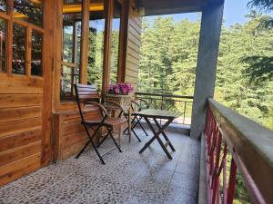 Balkón nebo terasa v ubytování The Chalets Naldehra