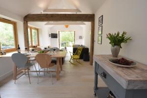 - une cuisine et une salle à manger avec une table et des chaises dans l'établissement Red Poll Barn, à Spexhall