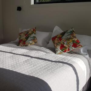een bed met twee kussens erop bij View on Kihilla in Richmond