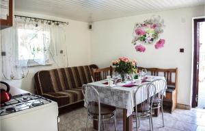 een woonkamer met een tafel met bloemen erop bij Amazing Home In Dzwirzyno With Wifi in Dźwirzyno