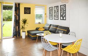 sala de estar con sofá, mesa y sillas en 1 Bedroom Pet Friendly Apartment In Rzewnie, en Rogóźno