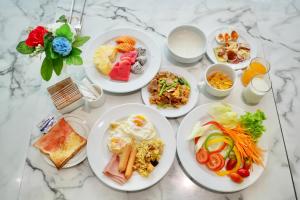 a group of plates of food on a table at Tinidee Hotel Bangkok Golf Club in Pathum Thani