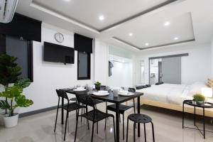 a dining room with a bed and a table and chairs at P3 Silom Large 2beds full kitchen WIFI 4-6pax in Bangkok