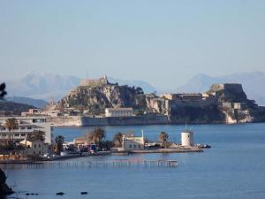 duży zbiornik wody z miastem i górą w obiekcie Sun Corfu near the airport w Korfu