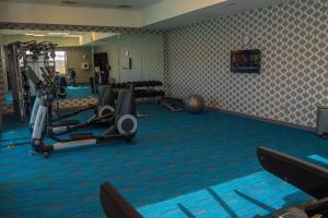 un gimnasio con cintas de correr y elípticas en una habitación en Aloft Corpus Christi en Corpus Christi