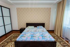 - une chambre avec un lit et une couette bleue dans l'établissement Квартира в центре Столицы. Байтерек, à Astana