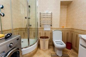 La salle de bains est pourvue de toilettes, d'une douche et d'un lavabo. dans l'établissement Квартира в центре Столицы. Байтерек, à Astana