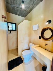 y baño con aseo, lavabo y espejo. en 4 Villas equipadas con alberca en Huatulco, Oaxaca, en Santa María Huatulco