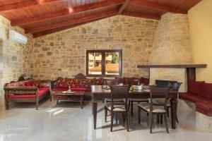 A restaurant or other place to eat at Draganigo Luxury Stone Houses 40 min from Matala
