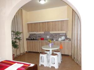 Kuchyň nebo kuchyňský kout v ubytování White Guest House