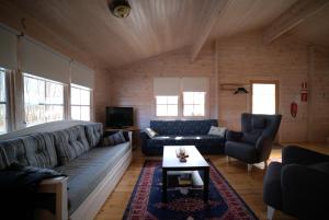 sala de estar con sofá y mesa en Pukinsaaren Camping, en Kristinestad