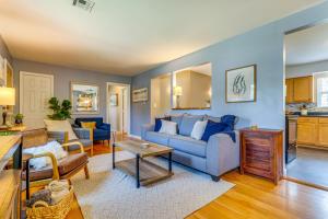 O zonă de relaxare la Pet-Friendly Pensacola Home with Sunny Backyard!
