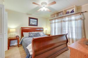 Ένα ή περισσότερα κρεβάτια σε δωμάτιο στο Pet-Friendly Canyon Lake Home - 2 Mi to Beach!