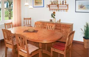 ein Esszimmer mit einem Holztisch und Stühlen in der Unterkunft Landhaus Residenz in Losentitz