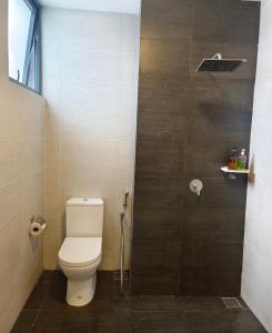 La salle de bains est pourvue d'une douche et de toilettes. dans l'établissement Two Bedroom Troika Kota Bharu by AGhome, à Kota Bharu