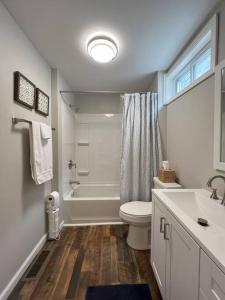 La salle de bains blanche est pourvue de toilettes et d'un lavabo. dans l'établissement Cosmopolitan Comfort in St Louis MO, à Tower Grove