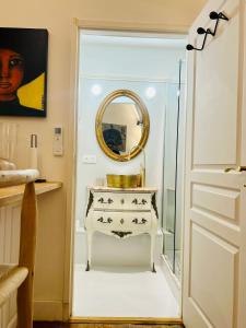 bagno con specchio e mobile con lavabo bianco. di Courbet's bachelor pad a Montpellier Altre 15 foto
