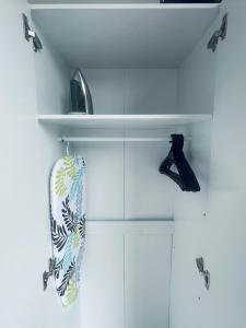 uma cozinha com um lavatório e uma gravata numa prateleira em LT Home em Sandakan