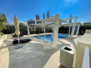 Bazén v ubytování Maison Privee - Luxury Apt with Burj Khalifa Vw & Direct Mall Access nebo v jeho okolí