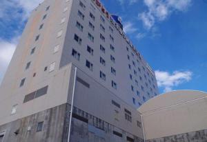 a tall white building with a sky in the background at Hotel KOYO Bekkan - Vacation STAY 37061v in Hashima