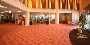 eine große Lobby mit einem großen roten Teppich in der Unterkunft Hotel KOYO Bekkan - Vacation STAY 29062v in Hashima