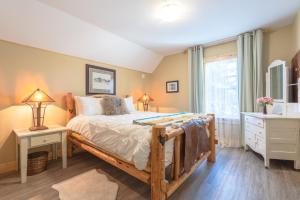 Un dormitorio con una cama grande y una ventana en Craftsman's Loft - Heritage charm - AC - 5 min DT en Calgary