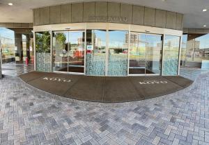 ein Gebäude mit einem Kreis vor einem Gebäude in der Unterkunft Hotel KOYO Bekkan - Vacation STAY 37027v in Hashima