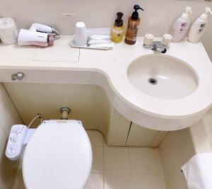 端島的住宿－Hotel KOYO Bekkan - Vacation STAY 37043v，浴室配有白色水槽和卫生间。