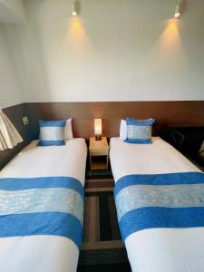 羽島市にあるHotel KOYO Bekkan - Vacation STAY 37008vのベッド2台が隣同士に設置された部屋です。