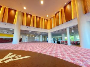 羽島市にあるHotel KOYO Bekkan - Vacation STAY 37008vの大きな赤い絨毯が敷かれた空宴会場