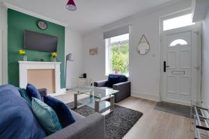uma sala de estar com um sofá e uma mesa em Modern and Spacious 3-Bedroom House - Free Parking, Fast Wi-Fi, Ideal for up to 7 Guests em Houghton le Spring